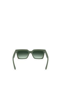 Groene vierkante zonnebril met gradient lenzen, matte afwerking en gestroomlijnde pijlen. Bevat subtiele branding aan de zijkant.