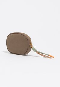 Mažas apvalus rudas maišelis su auksine užtrauktuku ir žaliu bei oranžiniu pintu virvute ant baltos paviršiaus.