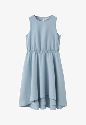 Hellblaues, ärmelloses Kleid mit rundem Ausschnitt, elastischer Taille und ausgestelltem Rock mit längerem Saum hinten und weicher Stofftextur.