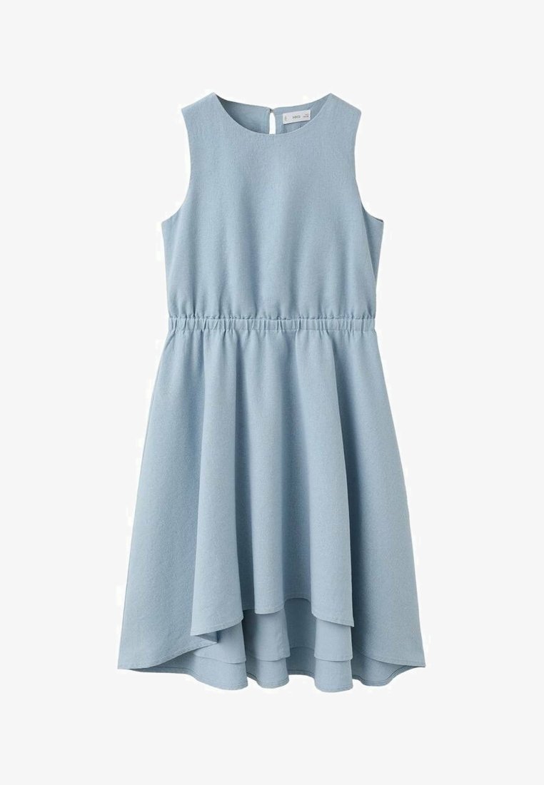 Svijetloplava haljina bez rukava s okruglim izrezom, elastičnim strukom i širokom suknjom koja ima duži stražnji rub i mekanu teksturu tkanine.