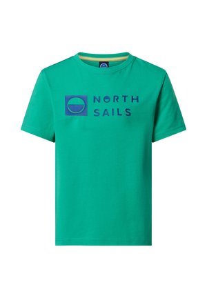 Camiseta verde de manga corta con cuello redondo, con un logo azul de North Sails y texto en el centro frontal.