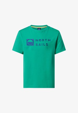 T-shirt vert à manches courtes avec col rond, présentant un logo North Sails bleu et un texte au centre avant.