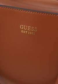 Guess MASIE GIRLFRIEND SATCHEL - Handväska - cognac