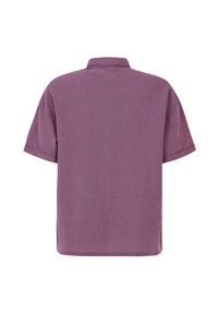 Camicetta a maniche corte con motivo a quadri rosso e blu. Il tessuto appare leggero con una vestibilità morbida. Presenta un colletto classico e orlo pulito.