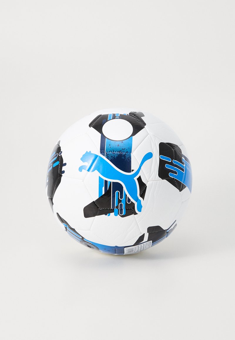 Puma-Fußball, weiß mit schwarzen und blauen Akzenten, mit einer glatten Oberfläche, sechseckigen Paneelen und einem auffälligen Puma-Logo in Blau.