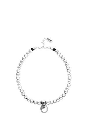 Collar de cuentas de plata con un pequeño colgante pulido y cierre de cadena ajustable sobre un fondo blanco.