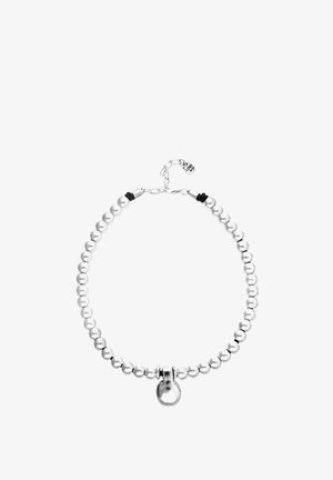 Collier en perles d'argent avec un petit pendentif poli et un fermoir à chaîne ajustable sur fond blanc.