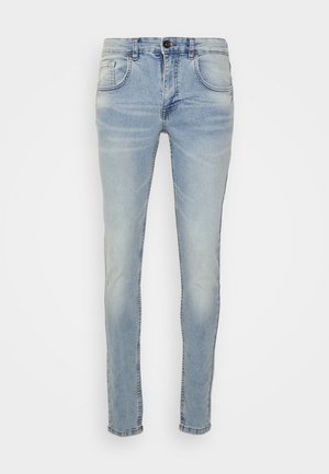 Jeans din denim albastru deschis, cu o croială ajustată, având un design cu cinci buzunare, decolorare subtilă și închidere cu buton metalic standard.