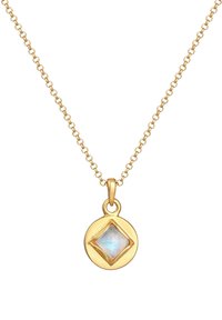 Gouden ketting met een ronde hanger waarin een diamantvormige maansteen centraal is geplaatst, met iriserende kleuren en een gladde afwerking.