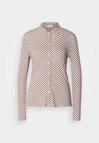 Chemise à manches longues boutonnée avec un petit motif géométrique marron et beige sur tissu écru, avec col classique et coupe cintrée.