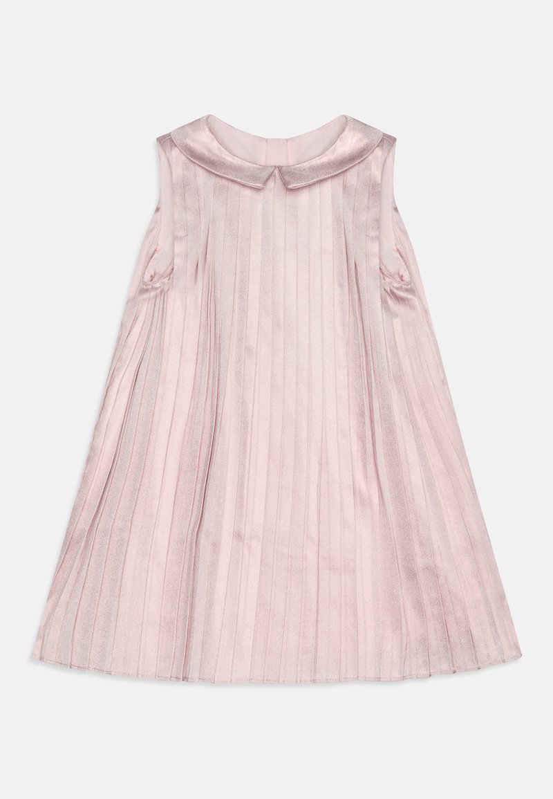 Robe plissée rose avec un col rond, fabriquée en tissu doux, présentant des rayures verticales et une silhouette évasée pour plus de liberté de mouvement.