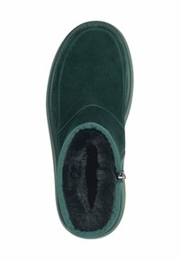 Stivaletto alla caviglia in suede verde con una morbida fodera in finta pelliccia, punta rotonda e zip laterale. Presenta una suola testurizzata per aderenza e stabilità.