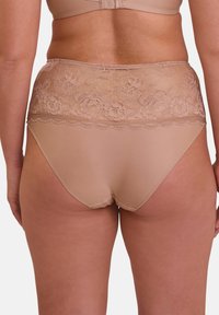 Culotte beige taille haute avec un bandeau en dentelle florale et un bord en vagues, dotée d'une partie inférieure en tissu lisse pour le confort.