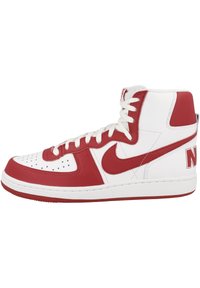 Tenis cu guler înalt, cu un upper din piele albă și accente roșii. Prezintă un vârf perforat, șireturi albe și un logo vizibil pe lateral.