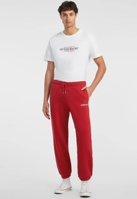 Guess Jeans AMERICAN TRADITION JOGGER - Donji dijelovi trenirke - rot