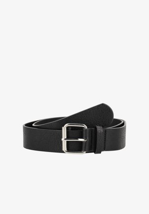 Fekete bőrből készült öv, amelynek texturált felülete van, ezüstszínű fémcsattal és letisztult, minimalista dizájnnal rendelkezik. Mérete körülbelül 3 cm széles.