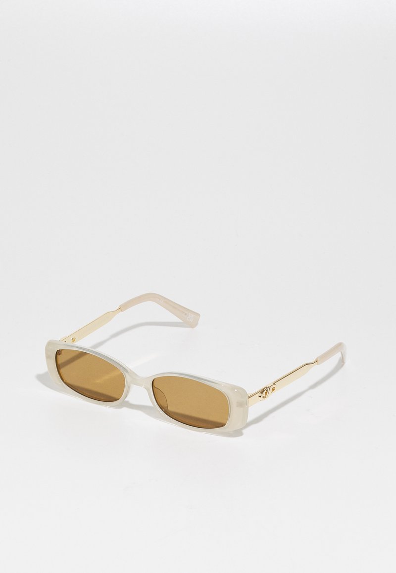 Óculos de sol retangulares com armação transparente, lentes castanhas, detalhes em metal dourado e hastes transparentes. Textura suave, design moderno.