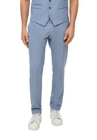 Hellblaue Hosen im Slim-Fit-Design, aus einem strukturierten Stoff gefertigt. Mit Gürtelschlaufen und Seitentaschen, kombiniert mit weißen Sneakern.