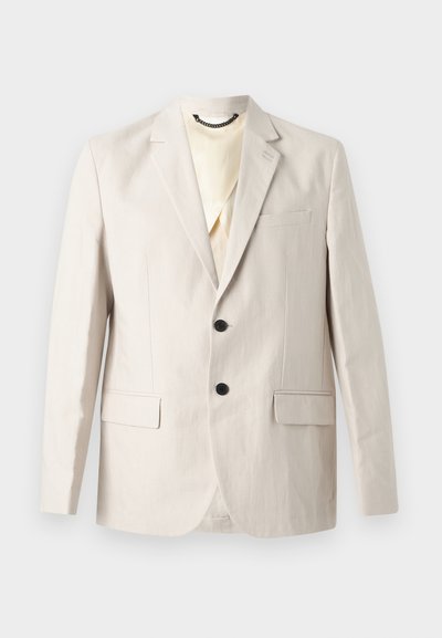 Ανοιχτό μπεζ ανδρικό σακάκι με γιακά notch, δύο μαύρα κουμπιά, τσέπη στο στήθος και δύο τσέπες με καπάκι στο εμπρός μέρος.