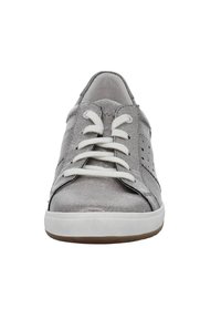 Sneaker metallizzato argento con lacci bianchi, tomaia testurizzata e accenti perforati. Presenta una suola in gomma bianca con una suola esterna di colore marrone chiaro.