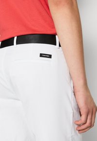 Calvin Klein MODERN SLIM BELT - Rövidnadrágok - weiss