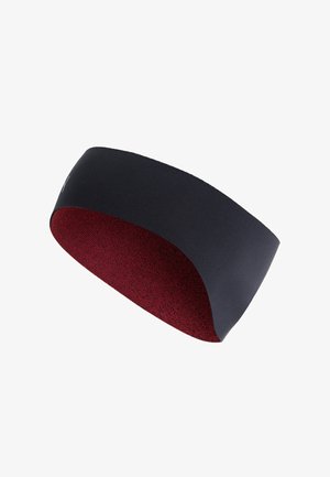 Czarna i czerwona sportowa opaska na głowę wykonana z tkaniny, z gładką zewnętrzną powierzchnią i teksturowaną wewnętrzną podszewką na białym tle.