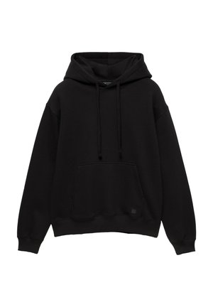 Zwarte hoodie met lange mouwen, voorzak en verstelbaar trekkoord op een witte achtergrond.