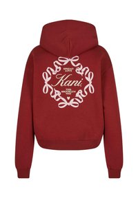 Červená skrátená mikina s kapucňou so bielou grafikou stúh a textu na chrbte. Mäkko tkaná látka, dlhé rukávy a kapucňa so sťahovacou šnúrkou.