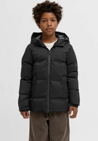 Giacca imbottita nera con cappuccio, caratterizzata da una texture liscia e chiusura con zip. Fodera morbida, tasche laterali e una vestibilità comoda.