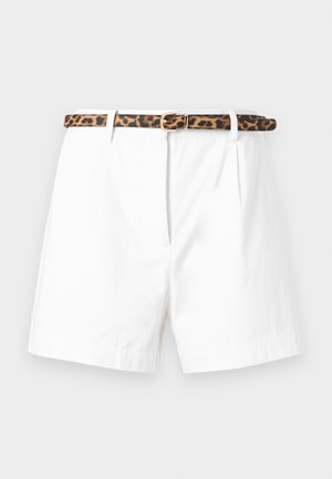 Fehér, testre szabott rövidnadrág elülső redőkkel és vékony barna, arany csattal díszített leopárdmintás övvel.