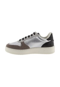 Sneaker a taglio basso con pannelli metallici argento, dettagli in suede marrone scuro, lacci neri e suola bianca texturizzata.