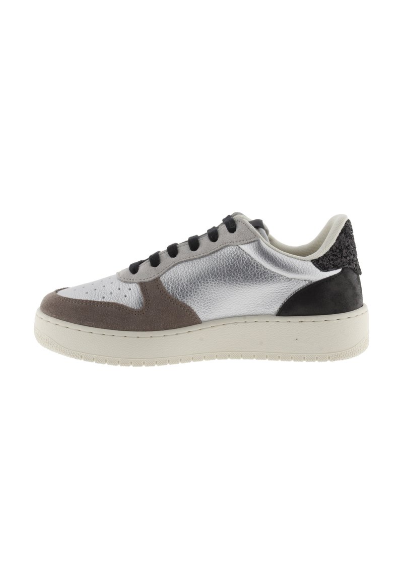 Sneaker a taglio basso con pannelli metallici argento, dettagli in suede marrone scuro, lacci neri e suola bianca texturizzata.