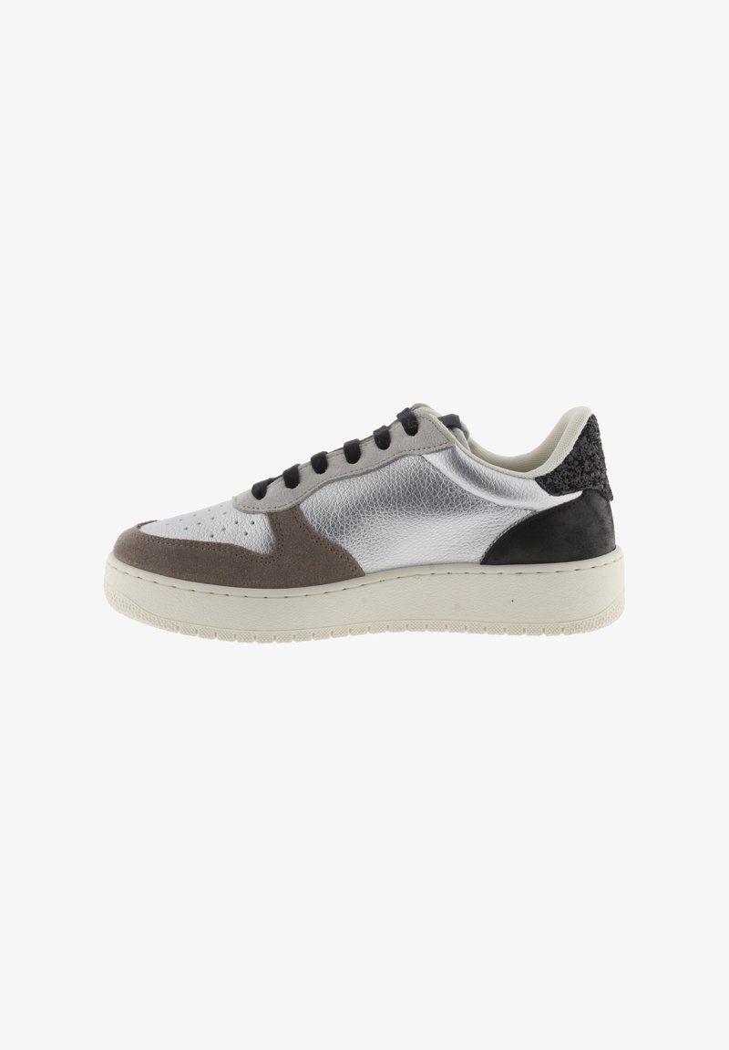 Sneaker a taglio basso con pannelli metallici argento, dettagli in suede marrone scuro, lacci neri e suola bianca texturizzata.