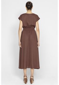 Brązowa sukienka o średniej długości z krótkimi rękawami, elastyczną talią i zwiewnym dołem. Solidny materiał o gładkiej fakturze i minimalnymi detalami.