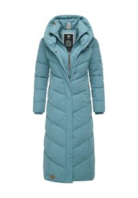 Długi, pikowany płaszcz puchowy z kapturem w jasnoniebieskim kolorze, z ukośnym wzorem pikowania, zamkiem błyskawicznym oraz beżowymi akcentami na kieszeniach i logo.
