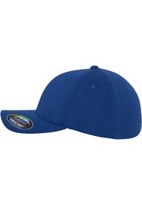 Sapca de baseball albastră cu visieră curbată, fabricată din bumbac, având o închidere ajustabilă tip snapback și orificii de ventilație pe coroană.