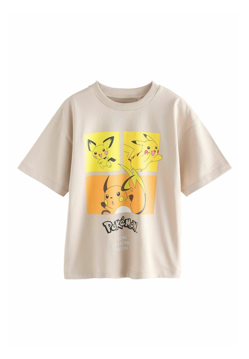 Lichtbeige katoenen t-shirt met korte mouwen. De voorkant heeft een kleurrijke Pokémon-afbeelding met Pichu, Pikachu en Raichu. Onder de afbeelding staat de tekst "Pokémon".