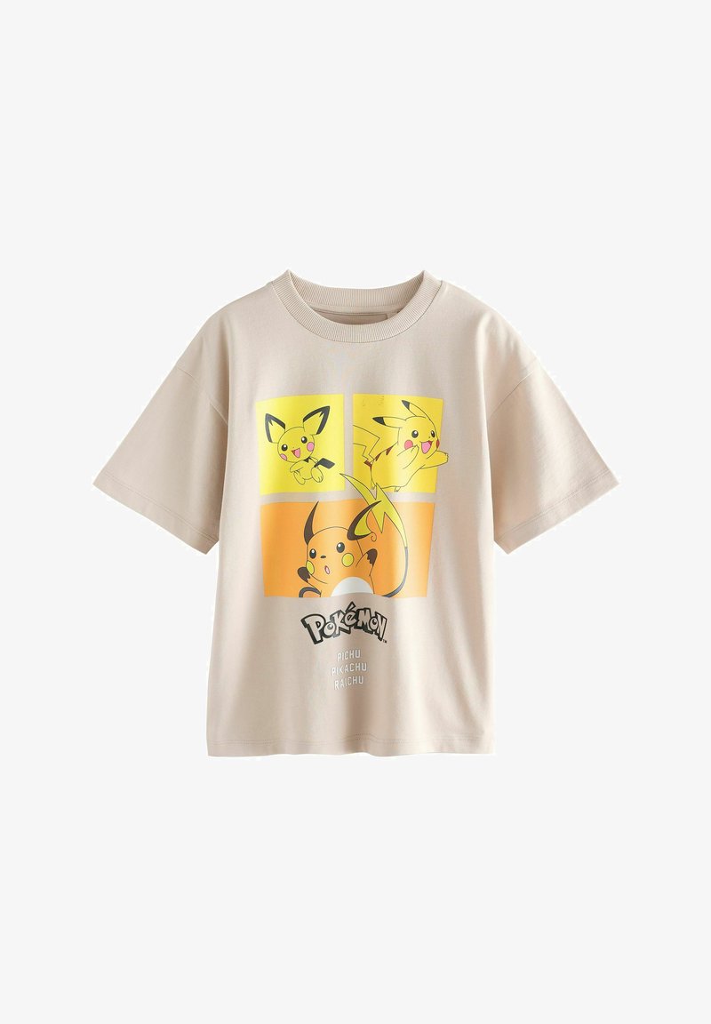 Lichtbeige katoenen t-shirt met korte mouwen. De voorkant heeft een kleurrijke Pokémon-afbeelding met Pichu, Pikachu en Raichu. Onder de afbeelding staat de tekst "Pokémon".