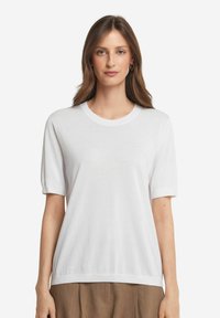 Hvid kortærmet T-shirt lavet af blødt bomuld med rund hals og let ribbede ærmer og kant.