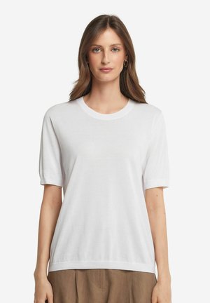 Vit kortärmad T-shirt i mjuk bomull med rundad halsringning och lätt ribbning vid ärmarna och fållen.