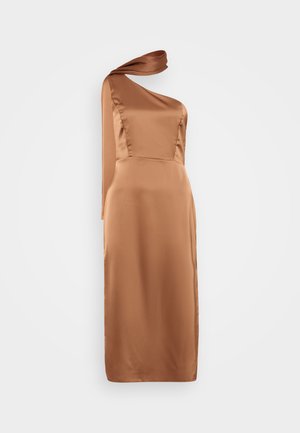 One-shoulder dress in smooth, medium brown satin. Fitted bodice, knee-length, with a draped detail on the shoulder. Minimalist design.