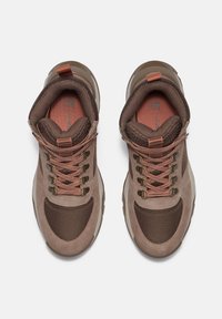 Scarpe da trekking marroni caratterizzate da un mix di materiali in suede e mesh, forma arrotondata, occhielli rinforzati, collo imbottito e lacci rosa a contrasto.