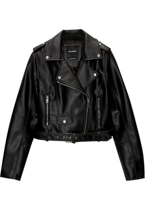 Giubotto da biker cropped in pelle nera con colletto a punta, hardware argentato, tasche con zip e vita con cintura.
