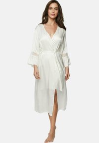 Peignoir en satin blanc avec des manches évasées, des accents en dentelle et une fente à l'avant, doté d'une fermeture à nouer à la taille pour un ajustement réglable.