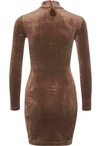 Robe en velours marron à manches longues, col haut, ouverture en forme de goutte et deux boutons au niveau de l'encolure arrière.