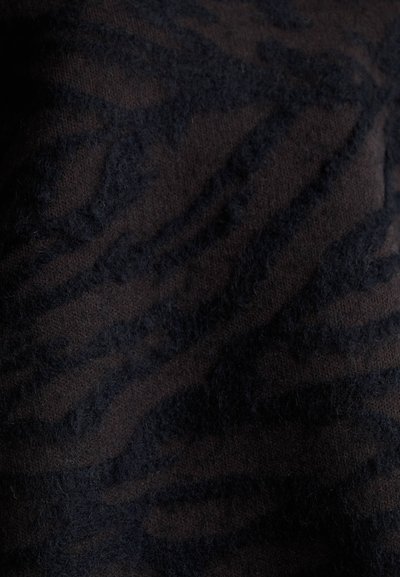 Textil negro con un sutil patrón de cebra oscuro, textura suave y sensación acolchada, con un aspecto ligeramente difuso en toda su superficie.