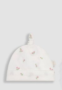 Weißer Baumwollbabyhut mit geknotetem Oberteil, das mit kleinen rosa und grünen Blumenstickereien verziert ist. Weicher Stoff mit umgeschlagenem Rand.