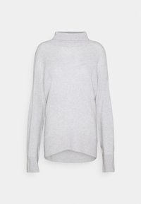 Jasnoszary sweter z wysokim dekoltem, długimi rękawami, ribbowymi mankietami i lekko zaokrąglonym dołem. Miękka tekstura z gładkim wzorem dzianiny.
