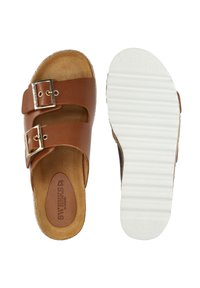 Bruine leren slippers met twee verstelbare gespsluitingen; tan kurken binnenzool; getextureerde witte rubberen buitenzool met ribbels.