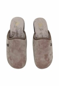 Pantofole in velluto grigio con design a punta rotonda e una texture morbida, con un bordo marrone a contrasto e un piccolo logo accentato sul lato.
